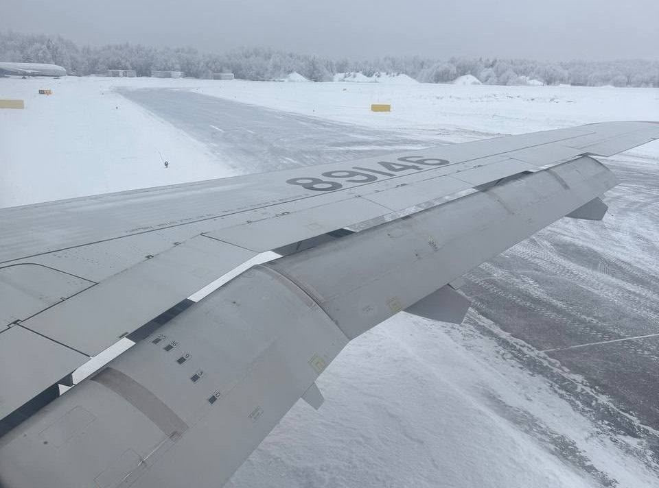 Самолет Sukhoi Superjet выкатился за пределы взлетно посадочной полосы при посадке в Архангельске Лайнер выполнял рейс из Санкт Петербурга Пассажиры вышли из самолета по авиатрапу Пострадавших нет Следующий рейс который должен был приземлиться в этом аэропорту ушел на запасной аэродром в Мурманске Главное здесь Подписывайтесь