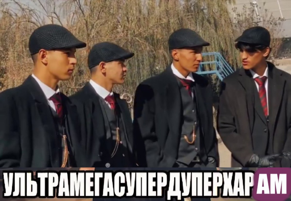 В Афганистане задержали четверых молодых людей в костюмах в стиле Томаса Шелби из Острых Козырьков сообщило Министерство по пропаганде добродетели и предотвращению порока Власти посчитали эти наряды противоречащими исламским ценностям и афганской культуре Парней заставили извиниться на видео А что ещё случилось