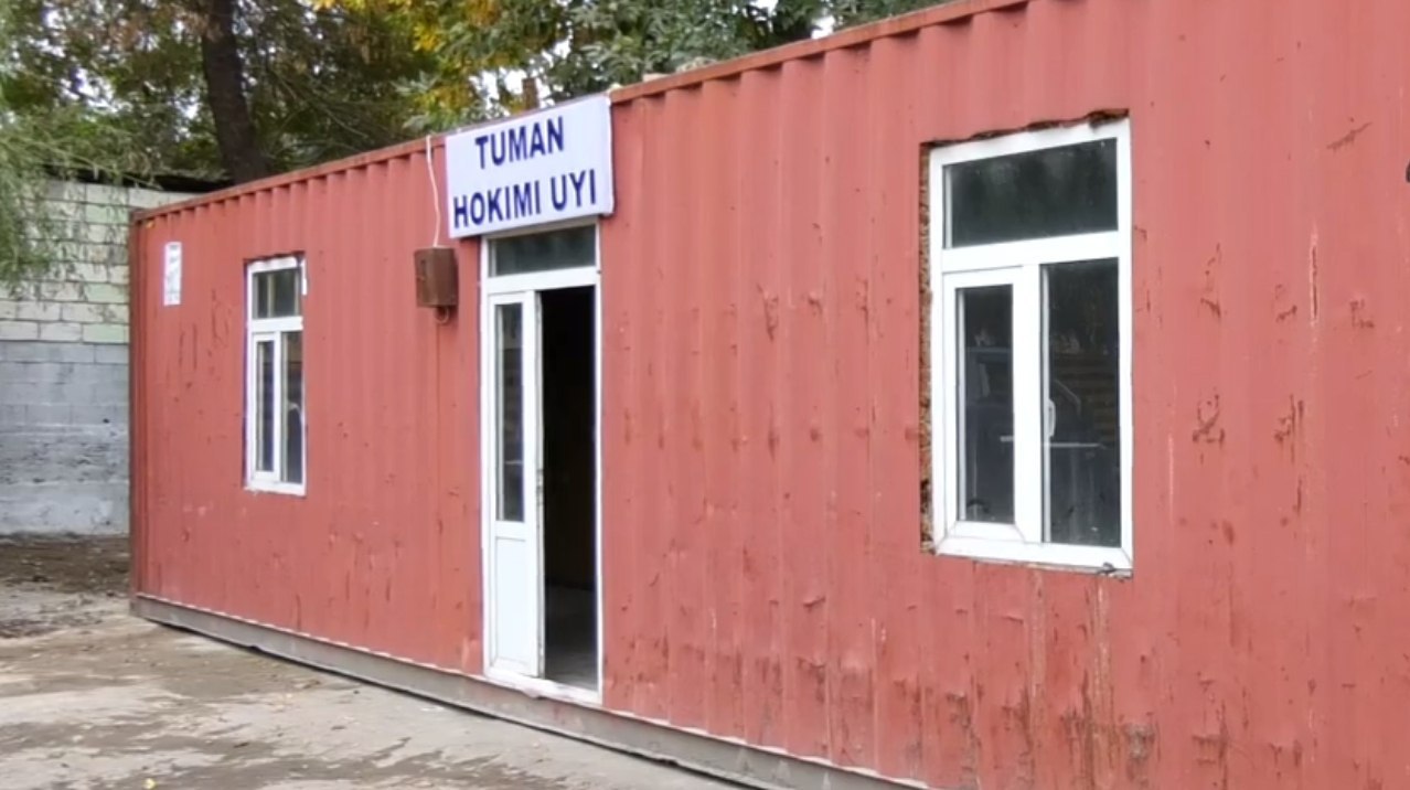 В Наманганской области хоким раскритикованный президентом переехал в контейнерный дом 17 сентября во время поездки в махаллю Шурарик Нарынского района Наманганской области президент поручил местным властям обратить внимание на плохое состояние инфраструктуры Он устно распорядился чтобы хоким района переехал в старое здание махалли и жил там чтобы на месте видеть проблемы Подробнее   anhor uz news hokim 20 anhoruz Новости события мнения Мобильное приложение IOS Android