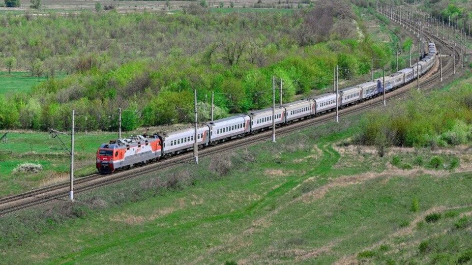 Сколько пассажиров прибывают в Крым летом на поездах ежедневно СИМФЕРОПОЛЬ, 28 июл – РИА Новости Крым. С начала летнего сезона пассажиропоток на поездах Крымской железной дороги увеличился на 7% по сравнению с 2024 годом. Ежедневно в республику прибывает до 10 тысяч пассажиров. Об этом в эфире радио "Спутник в Крыму" рассказала руководитель Центра обслуживания пассажиров Крымской железной дороги КЖД Виктория Савчук. По словам Савчук, Крымская железная дорога в нынешних условиях востребована как никогда. "Курортный сезон в разгаре. И большинство людей предпочитают все-таки поезд, нежели свой личный транспорт: это более комфортно и менее затратно. Поэтому пассажиропоток на железнодорожном транспорте значительно увеличился, и с каждым годом показатель растет", – сказала она. Так,... Подробнее>>>