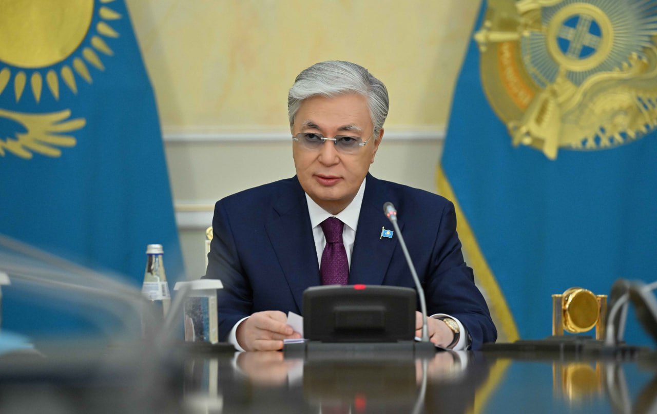 Токаев поддержал ужесточение наказания за нападение на медиков  Касым-Жомарт Токаев поручил правительству разработать поправки, которые ужесточат ответственность за нападения на медиков.  «Подобного рода инциденты, наносящие ущерб здоровью и благополучию наших медиков, должны решительно пресекаться правовыми средствами», — заявил пресс-секретарь Токаева Руслан Желдибай.  Атаки на медиков — печальная, но распространённая практика. Вот и президент отреагировал на это.  Разговоры об ужесточении наказания ведутся давно. В работу уже внедрили нагрудные видеожетоны для сотрудников скорой помощи. Эти жетоны записывают всё происходящее на вызовах.  Помимо этого, планируют ввести уголовную ответственность за нападение на медиков.  Сейчас Минздрав и МВД разрабатывают концепцию по обеспечению безопасности медработников.