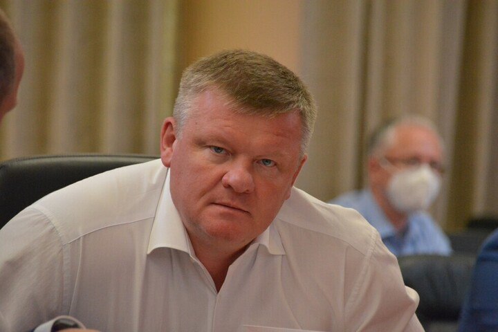 Мама я в телевизоре Сюжеты о работе мэрии обойдутся бюджету в 2 5 миллиона рублей Об этом свидетельствуют торги объявленные сегодня администрацией Саратова Один из них призван найти желающих сделать 14 телевизионных сюжетов по 90 секунд каждый и 3 программы по 300 секунд каждая и выпустить их в эфир городских электронных средств массовой информации Они будут подготавливаться по заявкам органа власти в строгом соответствии с техническим заданием В эфир их можно будет выпустить только после согласования с заказчиком Упомянутые сюжеты и программы нужно размещать с момента подписания контракта и до 25 декабря 2025 года За них готовы заплатить 1 5 миллиона рублей Еще чуть более 1 миллиона рублей отдадут за 16 сюжетов по 90 секунд каждый которые нужно разместить в эфире областных и федеральных телеканалов Сроки и требования к подготовке сюжетов те же что и в случае с городскими СМИ Таким образом за каждую минуту пиара по ТВ мэрия заплатит в среднем более 40 тысяч рублей