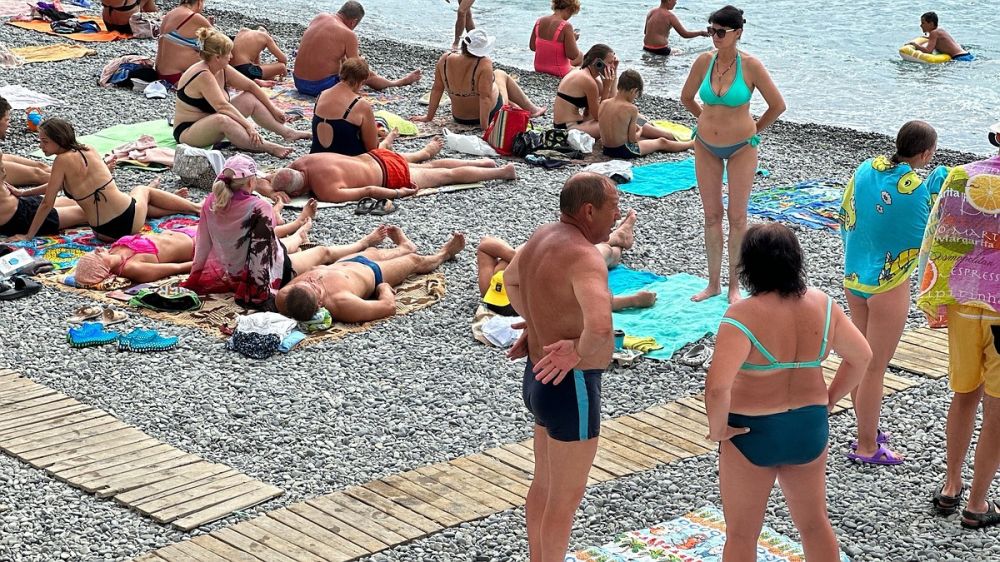 В Крыму одобрили штрафы за ношение купальников в общественных местах В Крыму одобрили предложение о введении штрафов за ношение пляжной одежды в общественных местах. По мнению Николая Волкова, председателя крымского отделения движения «Культурный фронт России», эта мера необходима для проявления уважения к окружающим. Такой точкой зрения он поделился в эфире «Радио Крым». Волков подчеркнул, что традиционно в обществе не принято ходить в купальниках вне пляжа. По его мнению, пляжная одежда уместна только на море, а откровенные наряды на улицах нарушают общественные нормы. «Каждый из нас имеет определенные убеждения. И если человек считает, что это его личная свобода, у него есть свой личный дом, там может быть его личная свобода, его личное пространство. Но если мы говорим об общественных мест... Подробнее>>>