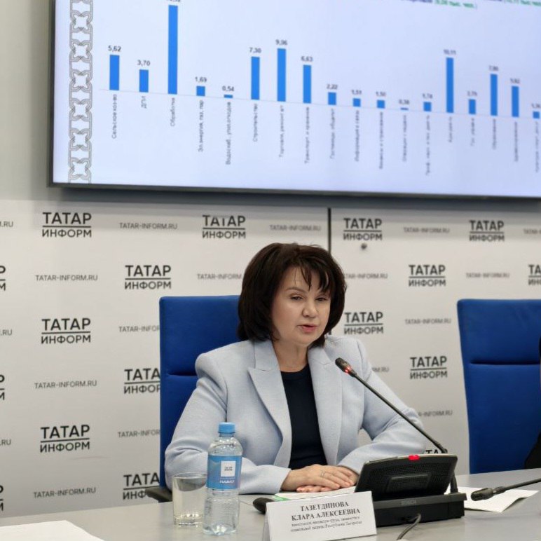 Сегодня на портале «Работа России» работодателями республики заявлено более 45 тысяч вакансий. Примечательно, что 28% этих предложений относятся к промышленному сектору — фактически каждая третья вакансия. Об этом сообщила заместитель министра труда, занятости и социальной защиты Республики Татарстан Клара Тазетдинова во время пресс-конференции о федеральном этапе Всероссийской ярмарки трудоустройства «Работа России. Время возможностей». Мероприятие состоялось сегодня на площадке информационного агентства «Татар-информ». Как подчеркнула замминистра, на одного зарегистрированного безработного приходится порядка 16 вакансий. Ситуация еще более благоприятна для квалифицированных специалистов: в промышленности, строительстве и транспорте такой работник может выбирать из 60 предложений, а водитель — из 34. Существующий дефицит кадров выявил необходимость пересмотра подхода к синхронизации рынка труда и образования. Эти изменения нашли отражение в федеральном проекте «Управление рынком труда», входящем в национальный проект «Кадры». «Прежде всего, мы говорим о том, что утверждена единая для всей Российской Федерации методика формирования прогноза потребности в кадрах. Её уникальность в том, что она строится как бы на трёх основных моментах. Это учет данных статистики, это опрос работодателей и это экспертные заключения», - отметила Клара Тазетдинова.