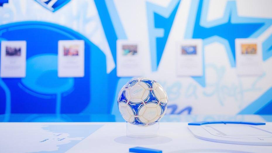 Почти половина россиян не интересуются профессиональным спортом показало исследование SuperJob для РИА Новости 43 наших соотечественников не читают спортивные новости не смотрят матчи и не обсуждают их с друзьями Лидерами зрительских предпочтений россиян являются футбольные матчи за ними следят 26 опрошенных Далее с существенным отрывом следуют хоккей 15 боевые искусства 14 лыжный спорт и фигурное катание по 12 Интерес к другим видам спорта таким как плавание гимнастика волейбол баскетбол или тяжелая атлетика варьируется от 6 до 9 Стоит отметить что доля не интересующихся спортом среди женщин составляет 50 в то время как среди мужчин она составляет лишь 35 Валентин Беликов ДП Подписаться на ДП в Telegram MAX