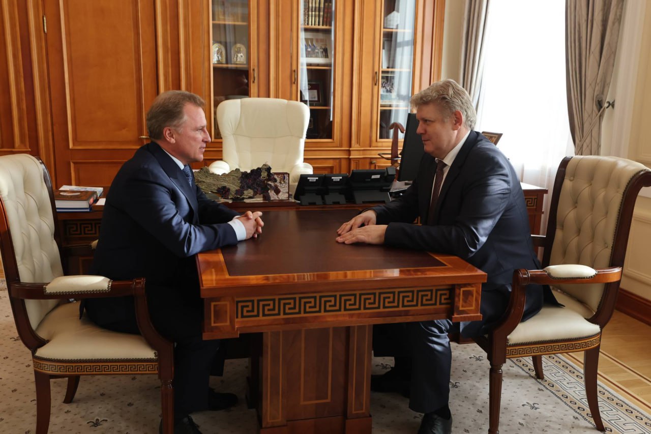 Сегодня полномочный представитель Президента в Сибирском федеральном округе Анатолий Серышев посетил Газпром трансгаз Томск Предприятие ведёт производственную деятельность транспортирует природный газ по магистральным газопроводам в 15 регионах от Урала до Камчатки участвует в программе развития газификации и газоснабжения В условиях серьёзных морозов ответственность на газовиках колоссальная Генеральный директор Владислав Бородин рассказал Анатолию Серышеву что томское газотранспортное предприятие надёжно обеспечивает газом потребителей в числе которых крупнейшие энергообъекты и промышленные предприятия Сибири и Дальнего Востока Газпром трансгаз Томск также активно решает задачи национального проекта Средства производства и автоматизации Компания внедряет в работу инновационные роботизированные системы повышая эффективность на всех этапах транспортировки сырья Отдельно обсудили возможности предприятий Сибири для решения вопросов импортозамещения и технологического развития планы по участию газовиков в создании и внедрении инновационной продукции в рамках промышленного кластера Электроника и беспилотные технологии Томской области Подписывайтесь на канал в МАХ