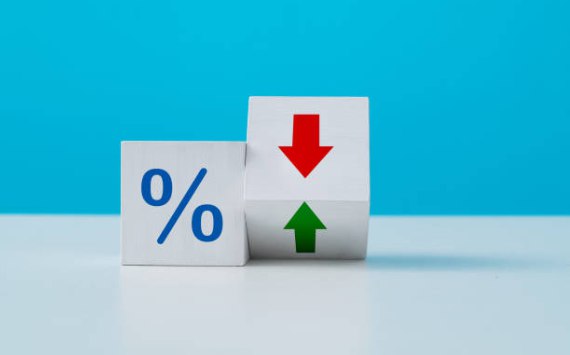 Участники рынка считают что в феврале ключевая ставка сохранится на уровне 16 годовых   globalmsk ru news id 78457 13 февраля состоится очередное заседание Центрального Банка на котором с высокой долей вероятности ключевая ставка останется на уровне 16 годовых По словам экспертов совет директоров регулятора возьмет паузу в ослаблении денежно кредитной политики из за резкого роста потребительских цен и инфляционных ожиданий населения и бизнеса в январе Многие аналитики считают что пока у Центрального Банка сохраняется фундамент для снижения ключевой ставки вот только в последние несколько месяцев главы ведомства проявляют максимальную осторожность в принимаемых решениях поэтому наиболее вероятным исходом становится сохранение ключа Ольга Беленькая глава отдела макроэкономического анализа компании Финам прокомментировала данную ситуацию следующим образом Рыночные игроки находятся в ожидании паузы Еще в декабре прошлого года Эльвира Набиуллина во время выступления заявила о том