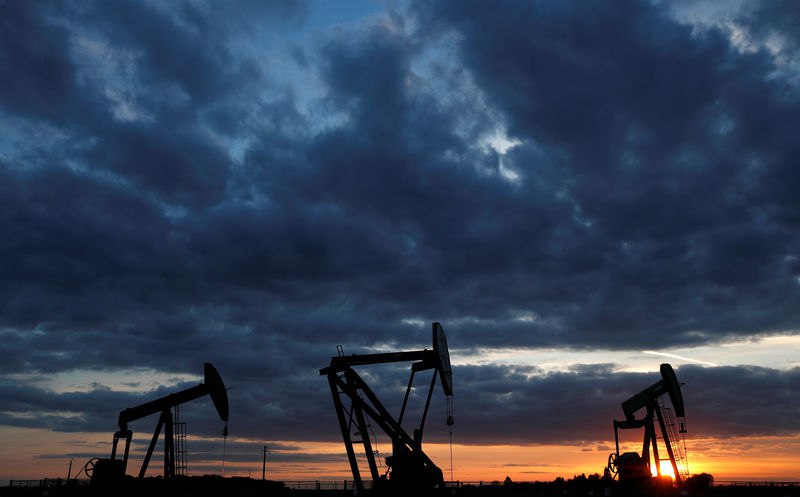 Нефть отступает на фоне тарифных угроз Трампа Сентябрьский Brent опускается на 0,4% до $69,90/барр., августовский WTI — на 0,6% до $68/баррель. Трейдеры оценивают, как новые 50%-ные пошлины на бразильский экспорт, а также планы Трампа по тарифам на медь, полупроводники и фармпродукты, могут замедлить глобальный рост и спрос на энергоресурсы. #нефть #Brent #WTI #цены #тарифы #Трамп #рынок #экономика #торговаявойна #энергорынок