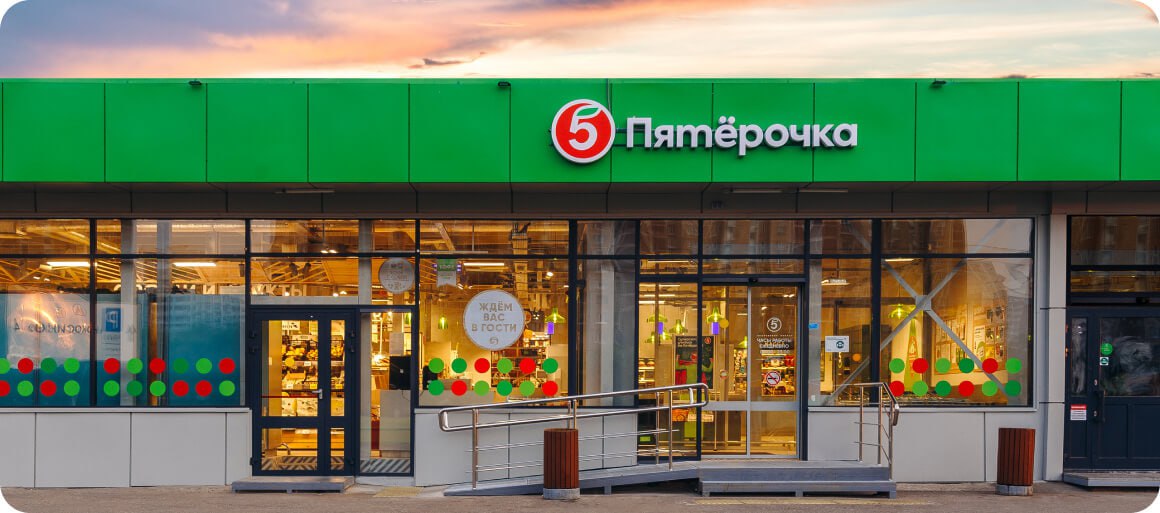 Санкции давят на кошельки россияне стали экономить на еде Сервис Пакет от X5 Group провёл опрос более 1000 человек и выявил новые потребительские привычки   78 респондентов тщательно сравнивают цены перед покупкой   64 чаще выбирают товары по акциям Эксперты связывают тренд не только с ростом цен но и с эффектом санкций   Ограничения на импорт продуктов и ингредиентов повышают себестоимость и розничные цены   Уход иностранных брендов и рост затрат на логистику вынуждают россиян искать более дешёвые альтернативы   Массовый переход к акциям и сравнительному шопингу отражает адаптацию к новой экономической реальности Фактически экономия на еде становится не временной мерой а системной стратегией домохозяйств реагирующих на санкционное давление и удорожание базовых продуктов экономика последствиясанкций