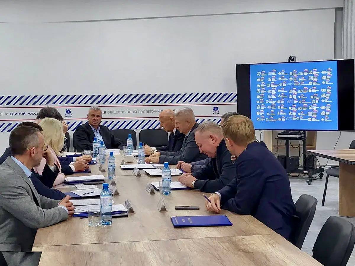 Бюджет социальная сфера поддержка семей и участников СВО Фракция Единая Россия подвела ключевые итоги работы в осеннюю сессию Перед завершающим заседанием осенней сессии Магаданской областной Думы состоялось заседание фракции Единая Россия Партийцы подробно обсудили ключевые вопросы итоговой повестки результаты совместной работы и задачи на ближайший период Особое внимание уделили параметрам бюджета реализации национальных и партийных проектов Народнойпрограммы Единой России а также роли депутатов в постоянном взаимодействии с избирателями Такой формат предварительного обсуждения позволяет вырабатывать консолидированную позицию и выносить на рассмотрение Думы решения основанные на запросах жителей Магаданской области На заседании фракции присутствовал секретарь реготделения партии губернатор Магаданской области Сергей Носов Он отметил что слаженная работа депутатов и исполнительной власти позволяет принимать взвешенные и эффективные решения Высокий уровень взаимодействия фракции Единой России Правительства региона и профильных ведомств стал основой для достижения конкретных результатов и решения задач стоящих перед территорией Подробнее на сайте