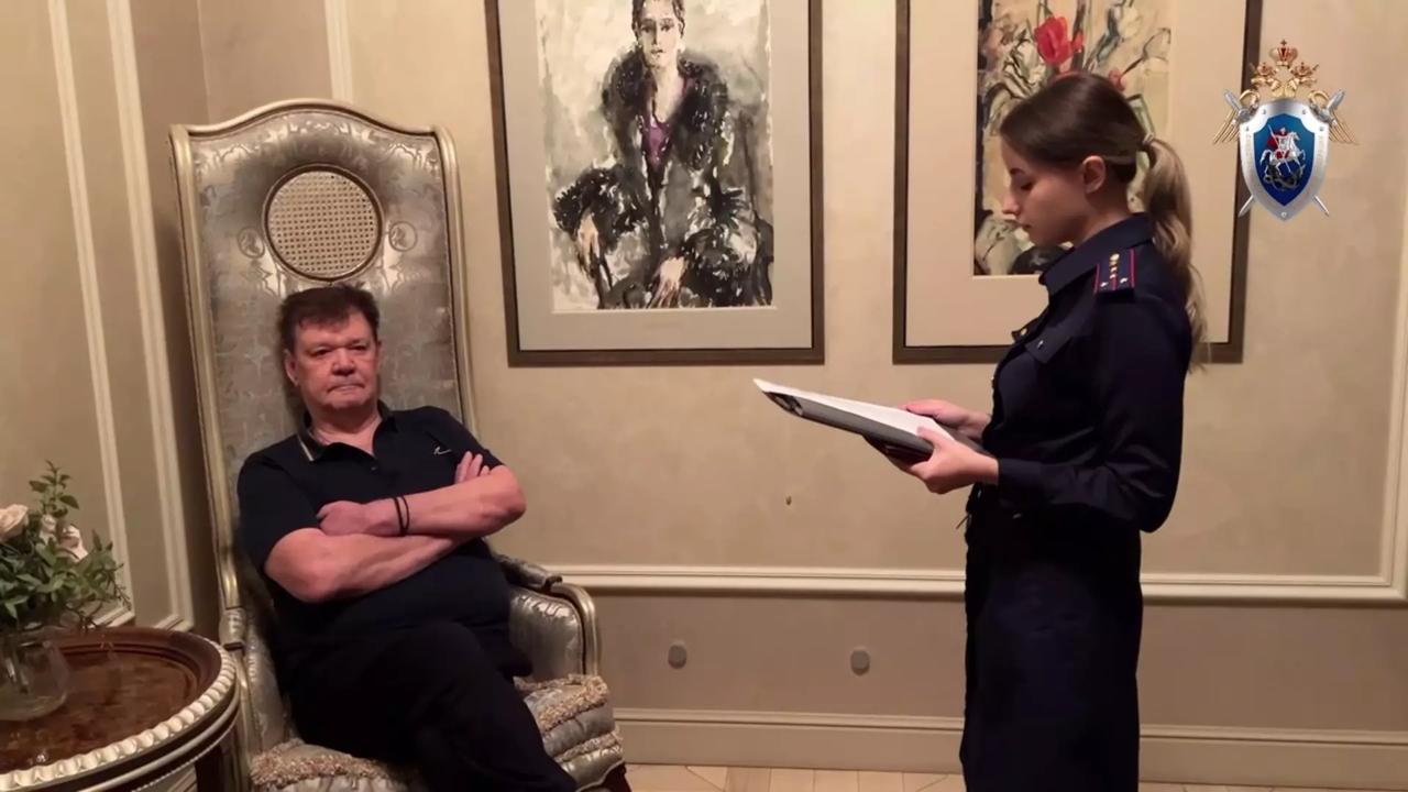 В СК завершили расследование дела против руководителя строительного холдинга Сибиряк Владимира Егорова По данным следствия с марта 2022 по октябрь 2023 года при возведении развязки через Северное шоссе компания намеренно завысила стоимость балок и внесла в проект ложные данные Кроме того главу компании обвиняют в махинациях при строительстве жилья для переселенцев из ветхих домов Чтобы обеспечить возмещение ущерба следователи арестовали имущество бизнесмена на сумму свыше 300 миллионов рублей Подробнее на Бабре красноярск kras 24