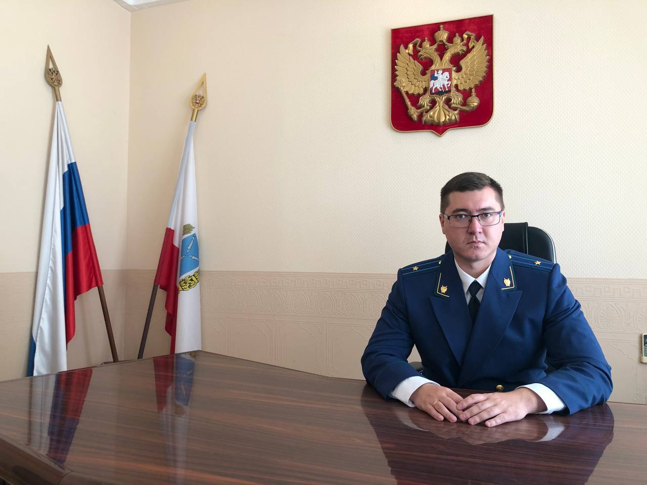 Назначен прокурор Гагаринского административного района Саратова Приказом Генерального прокурора Российской Федерации 10.07.2025 № 789-к младший советник юстиции Петр Николаевич Сорокин назначен прокурором Гагаринского административного района г. Саратов. Сорокин П.Н., 1993 года рождения, имеет высшее юридическое образование. В органах прокуратуры Саратовской области проходит службу с февраля 2017 г. Был помощником прокурора Ершовского района, прокурором отдела по надзору за соблюдением законов в социальной сфере управления по надзору за исполнением федерального законодательства прокуратуры области, с ноября 2023 г. замещал должность помощника прокурора Саратовской области по обеспечению собственной безопасности и физической защиты. Зарекомендовал себя юридически грамотным, инициативным, добросовестным работником. За положительные результаты в служебной деятельности поощрялся Генеральным прокурором Российской Федерации, прокурором области.