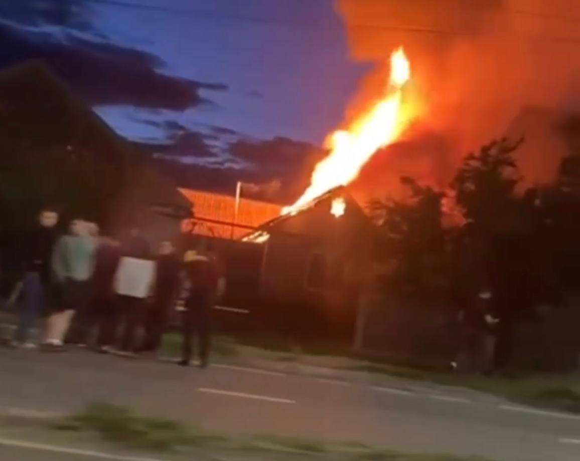 Обломки сбитого беспилотника упали в деревне Ворошнево Курского района, начался пожар. «Загорелись три хозпостройки. Пожар локализован. По предварительной информации, пострадавших нет», - сообщил Александр Хинштейн.