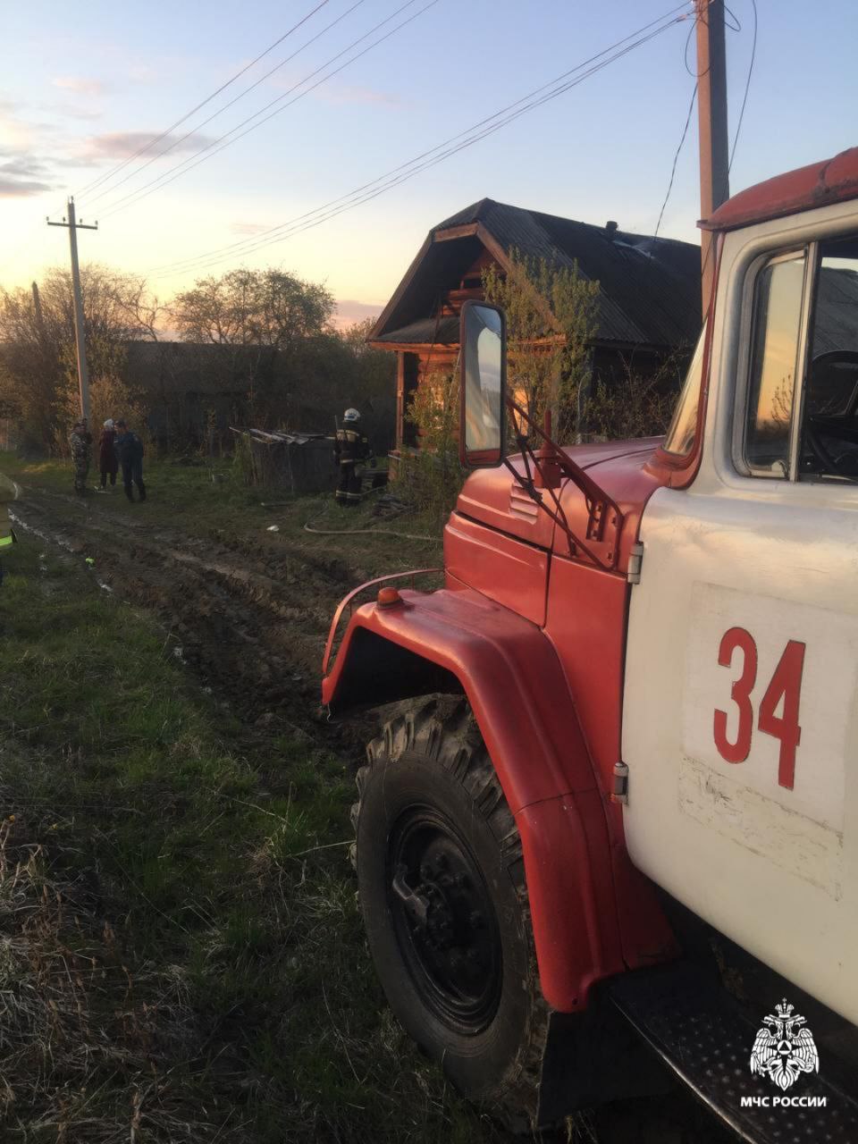 #ПожарыЗаСутки За сутки в области произошло 2 пожара. Погибших и пострадавших нет. В г. Нее на ул. Дружбы горела сухая трава на площади 45 кв.м. Предполагаемая причина - неосторожное обращение с огнем. 31 мая в 04:05 в МЧС России поступило сообщение о возгорании смежных хозяйственных построек в д. Марутино Шарьинского района. В 07:00 огнеборцы МЧС России полностью ликвидировали пожар. В результате происшествия огнем уничтожены смежные хоз.постройки баня, гараж, дровяник размером 16х3 м., выгорело лакокрасочное покрытие и уничтожены сгораемые узлы и механизмы автомобиля Лада. Предполагаемая причина – неисправность узлов и механизмов транспортного средства. МЧС России напоминает: соблюдай правила пожарной безопасности и ты предотвратишь трагедию! 