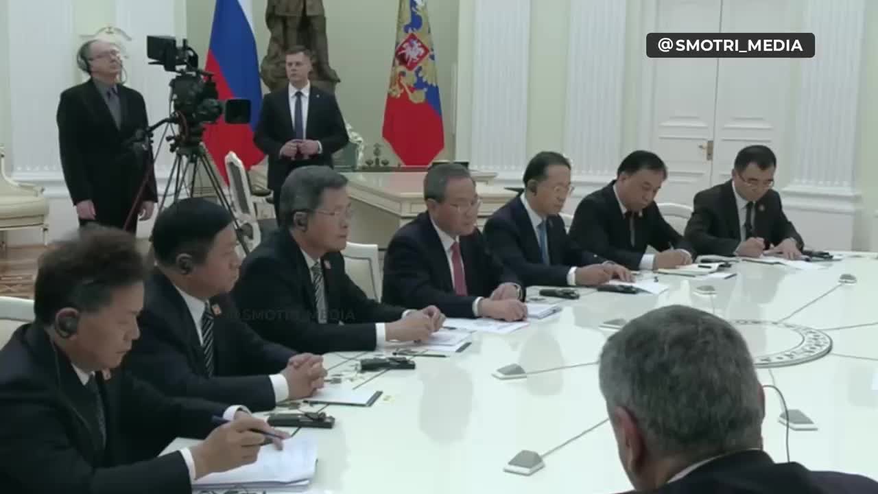 Путин и Ли Цян обсудили безвизовый режим между Россией и Китаем