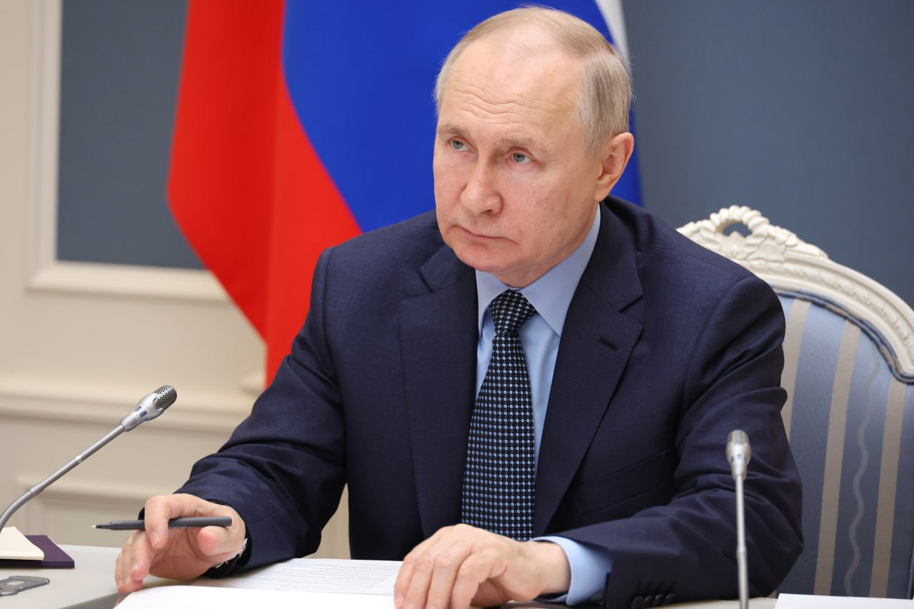 Путин упомянул, как не стал общаться с делегацией США после хамства пограничнику. Этот эпизод произошел во время его работы в мэрии Санкт-Петербурга в 1990-е годы. "Человек в погонах — когда он исполняет свои служебные обязанности, он представляет государство. И относиться так к нему — это значит относиться с пренебрежением к нашему государству", — указал президент в беседе с корреспондентом ВГТРК Зарубиным.
