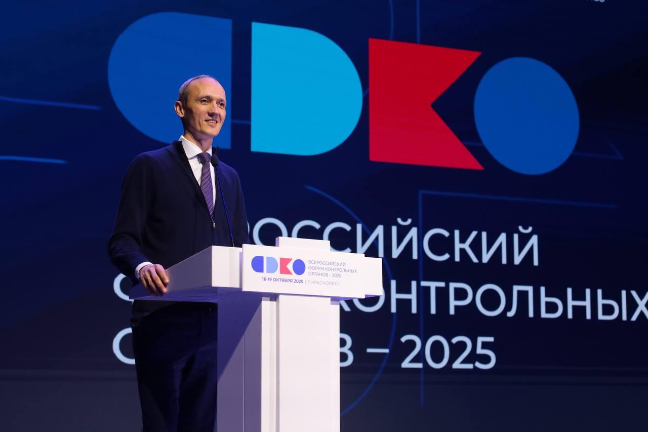 Искусственный интеллект и беспилотники станут частью контрольных органов Во время выступления на Всероссийском форуме контрольных органов 2025 руководитель аппарата правительства Дмитрий Григоренко поставил задачу внедрить ИИ минимум в три ведомственные информационные системы Искусственный интеллект будет помогать инспектору быстро анализировать большой объем сведений о возможных нарушениях на объектах Также Григоренко обозначил минимальный объем использования БПЛА при проведении нескольких видов контроля включая земельный строительный и охотничий В 2026 году каждое ведомство должно провести минимум 10 контрольных мероприятий с помощью беспилотников В 2025 году уже проведено 400 подобных проверок и почти 3 тыс профилактических мероприятий   Подписывайся на Голос страны