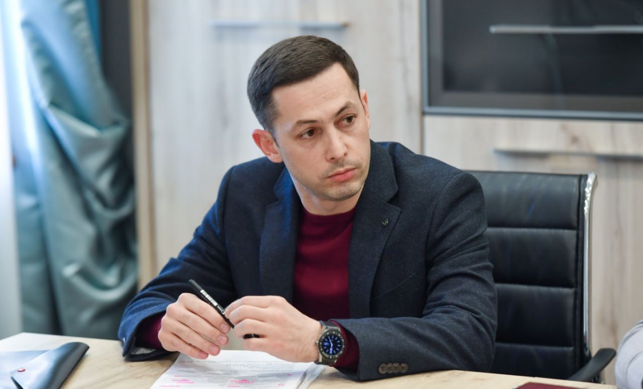 Глава Комитета Северной Осетии по транспорту Заурбек Караев написал заявление об увольнении Врио председателя комитета Заурбек Караев во вторник написал заявление об увольнении по собственному желанию Сегодня последний день его пребывания на должности О причинах отставки он не сообщил Также неизвестно кто будет назначен на должность сообщает Сапа Напомним Караев возглавил Комитет по транспорту 9 июня Прежде он занимал должность генерального директора АО Автоколонна 1210 а затем заместителя главы Комитета по транспорту и дорожной инфраструктуре республики