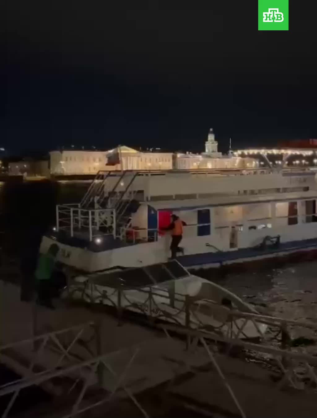Столкновение теплоходов «Мираж» и «Айвазовский» на Адмиралтейской набережной