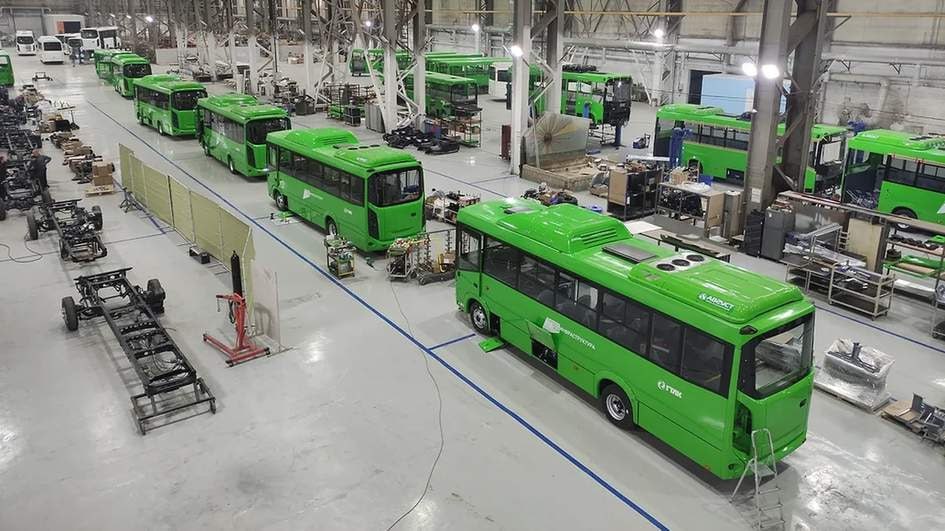 В Ульяновске запустили серийное производство низкопольных автобусов 11 ноября ТАСС Серийное производство новой низкопольной модели автобуса запустил в Ульяновске Симбирский автобусный завод Симаз при поддержке Фонда развития промышленности ФРП координируется ВЭБ РФ по поручению Минпромторга Об этом сообщили в пресс службе фонда Симбирский автобусный завод Симаз приступил в Ульяновске к серийному производству новой низкопольной модели автобуса Симаз 4282 в двух модификациях среднего и большого классов После выхода на проектную мощность предприятие сможет выпускать до 1 5 тыс городских и туристических автобусов сказано в сообщении Уточняется что инвестиции в модернизацию производства превысили 750 млн рублей из которых 101 млн рублей в виде льготного займа по специальной программе Автокомпоненты предоставил федеральный ФРП В пресс службе отметили что новая модель автобуса вмещает 72 пассажира из которых 29 могут разместиться на сиденьях Низкопольный автобус Симаз 4282 оборудован газовым двигателем и использует в качестве топлива природный газ метан хранящийся на борту в компримированном состоянии КПГ в специальных баллонах под давлением более 200 атмосфер запас хода на одной заправке составляет более 400 км Новинка также оснащена электрическим ретардером добавляющим плавность хода и автоматической коробкой передач добавили в ФРП