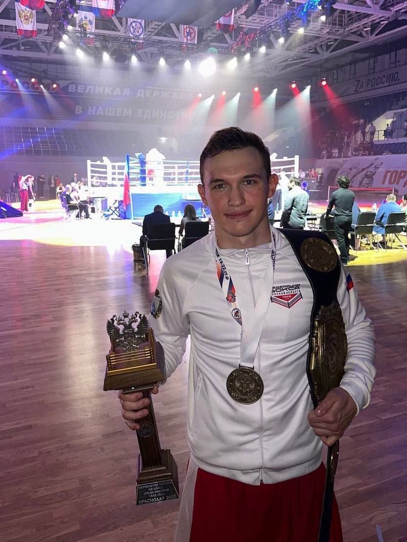 Курский боксёр Михаил Усов выиграл первенство России Сегодня в Краснодаре состоялись финальные поединки первенства России по боксу среди юниоров в возрасте 19-22 лет памяти МСМК Николая Павлюкова. Курянин Михаил Усов одержал победу над соперником из Республики Дагестан в весовой категории до 80 кг и завоевал золотую медаль. В рамках турнира курский боксёр успешно провёл четыре поединка с представителями Республики Северная Осетия — Алания, Ханты-Мансийского автономного округа — Югры, Чеченской Республики и Дагестана. Фото: ВК Курская область