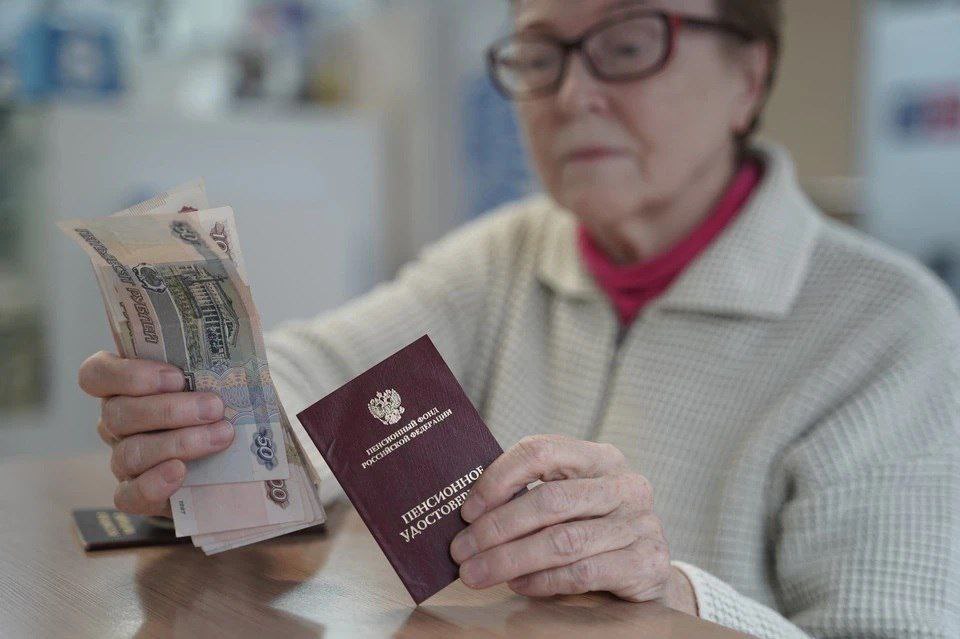 Работающим пенсионерам поднимут пенсию летом 2026 года Работавшим в 2025 году пенсионерам с августа будет увеличена пенсия за счет пересчета отчислений в Соцфонд Об этом сообщил депутат Госдумы Алексей Говырин В августе 2026 года выплаты повысят пожилым людям которые после выхода на пенсию продолжали официально трудиться и за кого работодатели перечисляли страховые взносы в Социальный фонд России в прошлом году рассказал парламентарий Депутат пояснил что процедура перерасчета автоматизирована Размер доплаты будет определяться исходя из суммы страховых взносов перечисленных за пенсионера в 2025 году