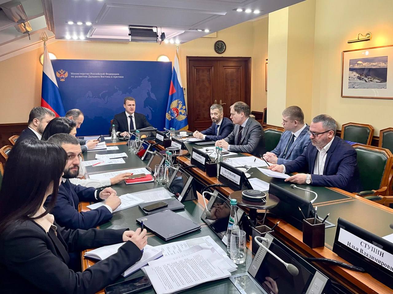 Глава Минвостокразвития Алексей Чекунков провел совещание по вопросам организации северного завоза На совещании обсуждались вопросы повышения эффективности системы снабжения труднодоступных и удаленных территорий охватывающей 19 регионов и более 2 1 млн человек Как отметил министр поэтапно внедряется новая модель поставок действующие механизмы дополняются более технологичными Этой зимой все населенные пункты обеспечены топливом а значит теплом Снабжение стало более надежным благодаря приоритизации грузов северного завоза при доставке Для обеспечения надежности и ритмичности поставок утвержден план северного завоза на 2026 2028 годы Действия участников цепочки поставок будут координироваться через цифровую платформу ФГИС Северный завоз введен в эксплуатацию первый модуль Главные цели на 2026 год дальнейшее расширение ассортимента товаров повышение их доступности в том числе за счет локализации производства ряда наименований продукции модернизации объектов энергетики использующих привозное топливо В 2026 году в 3 раза увеличится объем финансирования северного завоза с использованием бюджетных кредитов В прошлом году на эти цели было выделено более 10 2 млрд рублей В Якутии завершается создание сети из 13 торгово логистических центров которые уже позволили расширить ассортимент поставляемой продукции этот механизм будет распространен на другие северные регионы Кроме того планируется развивать сеть сервисов электронной коммерции которые придут в самые северные поселки В этом году флот под управлением АО Росатом Арктика задействуют для снабжения Якутии Камчатки Хабаровского края и Сахалина единаяроссия сахасирэ ольгабалабкина мыработаем россия якутия арктика экология арктическаяякутия северныйзавоз Подписывайтесь на канал   t me balabkinaov