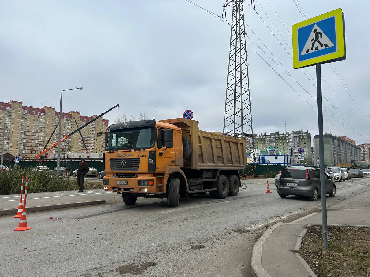 Ребенок сбит грузовиком на «зебре» в Тюмени.  Камера видеонаблюдения зафиксировала момент наезда на пешехода на ул.Ростовцева, 18. Школьник получил травму ноги, он в больнице.  Рядом с девятиклассником  шла 61-летняя женщина, она  отступила назад, чтобы не попасть под колеса и упала, получив травмы.   За рулем грузовика был 45-летний водитель, он же является собственником автомобиля. Сотрудники Госавтоинспекции выяснили, что тахограф у грузовика не работает, диагностическая карта отсутствует. Водитель уже привлечен к административной ответственности.  Почему водитель грузовика не пропустил на ребенка на «зебре» пока неизвестно.  Ждем в комментариях «пацан сам виноват».     Прислать новость