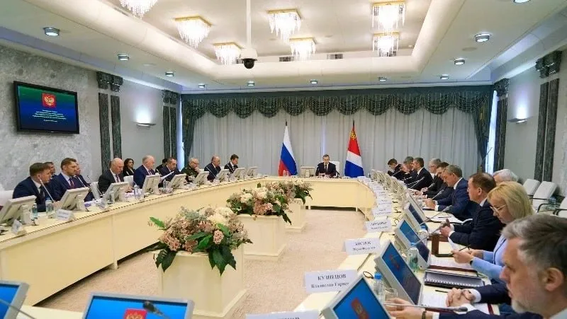 Валерий Лимаренко Сахалинская область определила стратегию развития на ближайшие пять лет Губернатор принял участие в заседании Совета Дальневосточного федерального округа которое провел полпред президента РФ в ДФО Юрий Трутнев Главной темой стала разработка Стратегии социально экономического развития Дальнего Востока на 2026 2030 годы которую утвердят до 1 августа  Подробности на нашем сайте Подписаться на нас Telegram I MAX Прислать нам новость Sakhonlinebot