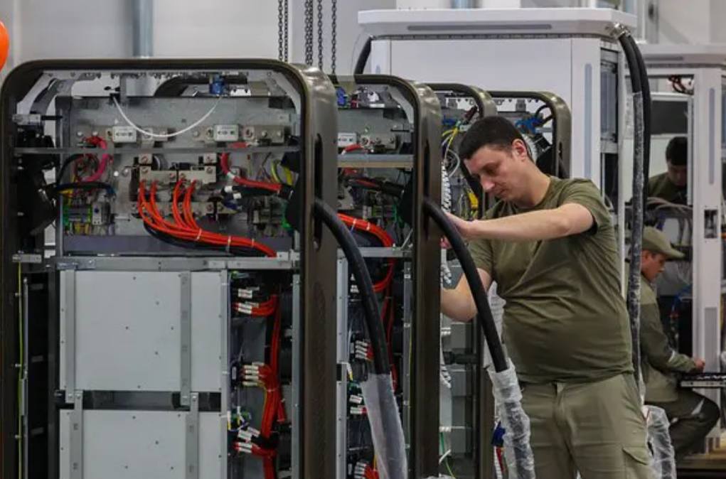 Отправлять на завод собирающуюся в торговых центрах молодёжь предложили в Госдуме По словам депутата Толмачёва массовые сборища молодых людей на фуд кортах в торговых центрах это следствие отсутствия достойных альтернатив Толмачёв предлагает развернуть сеть комфортных территорий для досуга в студенческих кампусах и на заводах Он уверен что это разом решит вопросы досуга и поможет создать рабочие места для молодёжи Как вам такое предложение Подписаться Прислать новость