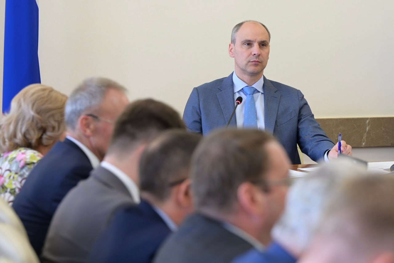 Денис Паслер поручил проработать возможность регионального регулирования тарифов на техобслуживание газового оборудования и сделать эти услуги максимально доступными для жителей региона.   Решение было принято на заседании правительства 3 июля.  «Департаменту государственного жилищного и строительного надзора совместно с региональной энергетической комиссией нужно проработать вопрос о региональном регулировании тарифов на эти услуги. Это позволит повысить их доступность и прозрачность. Наша главная цель — обеспечить ежегодное обследование всех газифицированных домов специалистами», — подчеркнул Денис Паслер.   С 2023 года техобслуживание и ремонт газового оборудования обязаны проводить газораспределительные организации на основании договоров с управляющими компаниями и собственниками.  Однако за первую половину 2025 года заключено только 70,9% договоров по многоквартирным домам и 87,5% — с собственниками квартир, процент выполненных работ ещё ниже.  Регулирование тарифов позволит увеличить процент выполнения работ по техническому обслуживанию газового оборудования и повысить его надежность.