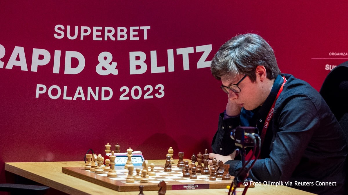 Комиссия FIDE по этике и дисциплине лишила звания гроссмейстера украинца Кирилла Шевченко за жульничество на командном чемпионате Испании Его заподозрили в нечестной игре во время партии против испанца Пако Вальехо Игрок часто отходил в туалет где на долгое время закрывался в одной и той же кабинке Впоследствии судьи обнаружили там мобильный телефон   Подпишись на ТАСС Спорт