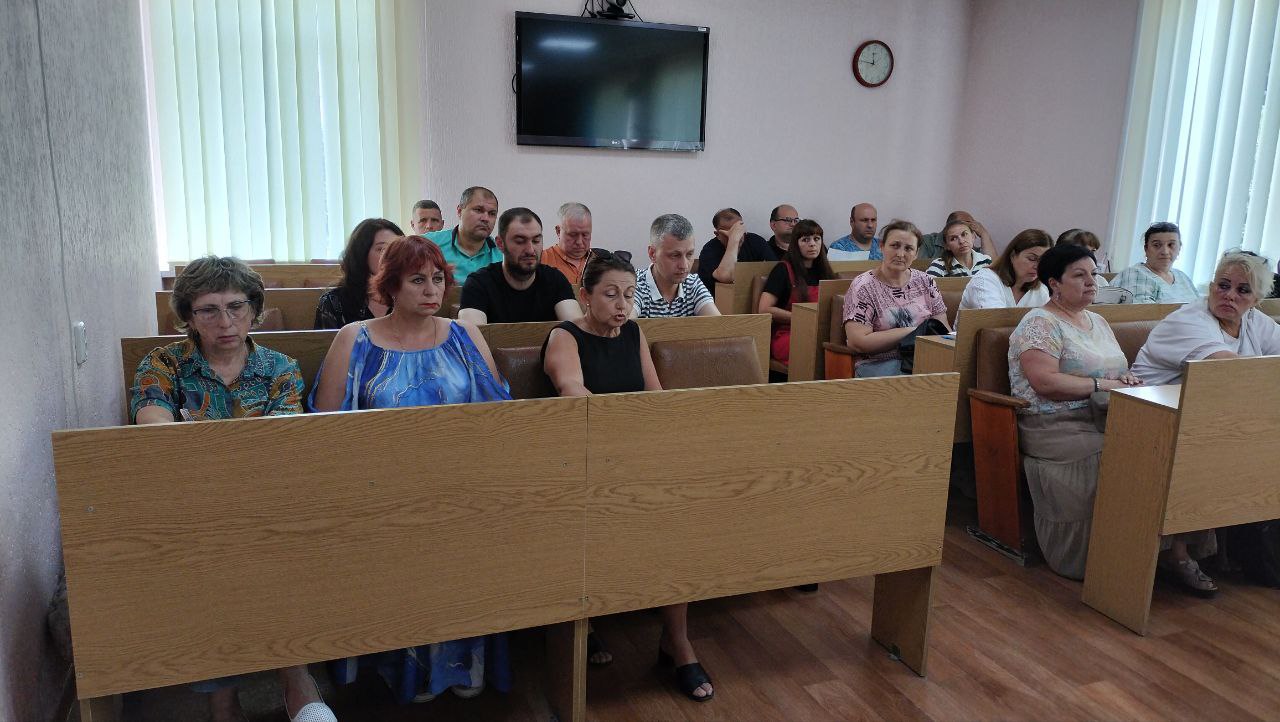 В Администрации городского округа город Ровеньки состоялось заседание Рабочей группы штаб по вопросу подготовки жилищного фонда, объектов теплоснабжения и социальной сферы муниципального образования к отопительному периоду 2025-2026 годов, в котором принял участие Глава городского округа Андрей Рубанцов. Специалисты управления жилищно-коммунального хозяйства, представители предприятий коммунальной сферы, учреждений культуры и образования, ресурсоснабжающих организаций доложили о ходе выполнения мероприятий по подготовке объектов жилищно-коммунального, энергетического хозяйства и социальной сферы муниципального образования к предстоящему отопительному периоду. Обсудили также возникшие в ходе работ трудности и пути их решения. Андрей Викторович обратил внимание присутствующих на важность соблюдения сроков подготовки подведомственных объектов.
