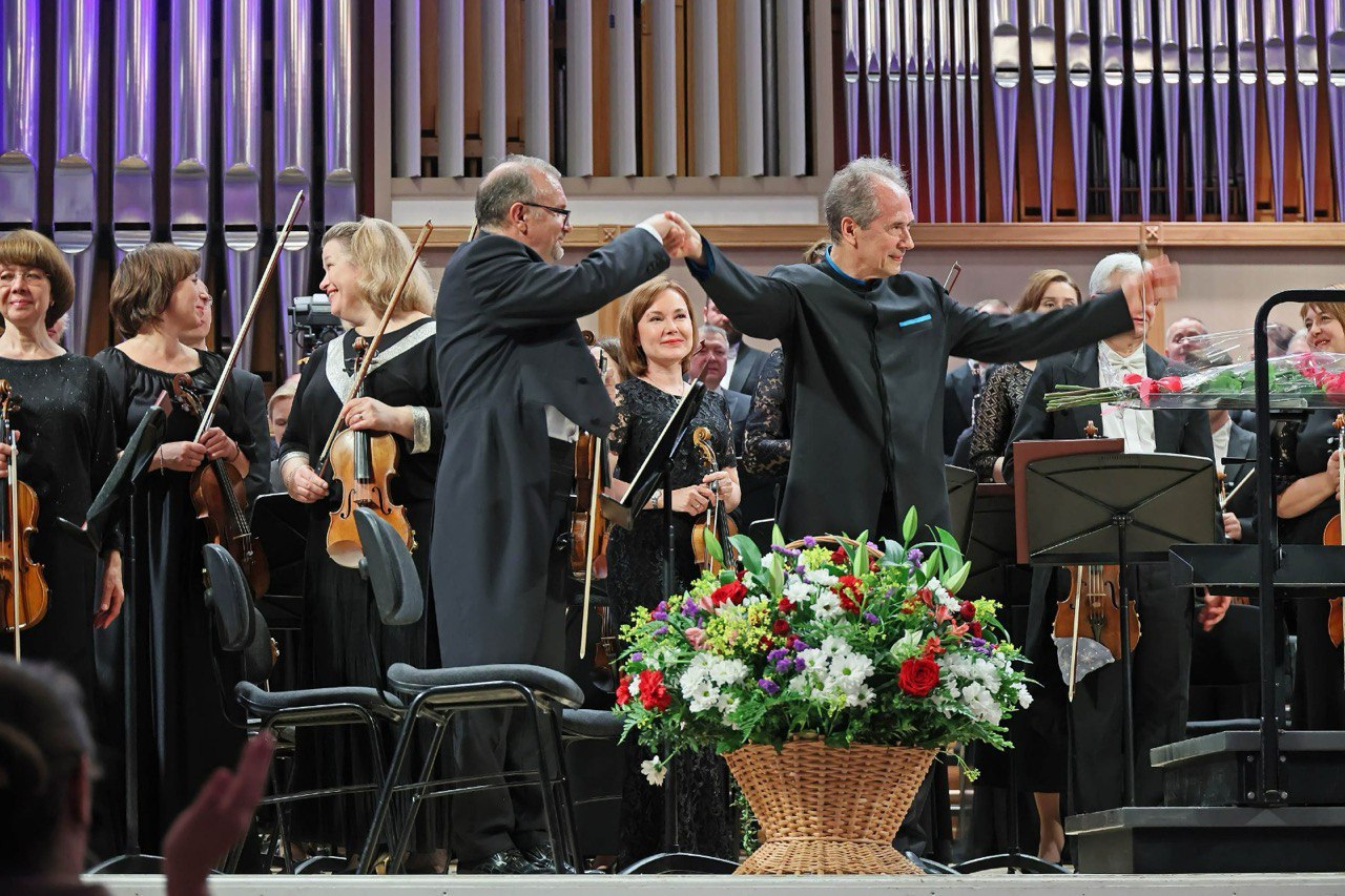 Уральский филармонический оркестр в четвёртый раз стал лауреатом Большой оркестровой премии 440 герц Коллектив удостоен награды в номинации Оркестровая программа за цикл выступлений под управлением художественного руководителя и главного дирижёра Дмитрия Лисса Высокую оценку жюри получили монографические программы посвящённые композиторам XX века В их числе Вторая симфония и Второй скрипичный концерт Сергея Прокофьева Первый виолончельный концерт Альфреда Шнитке а также его Реквием исполненный совместно с Симфоническим хором Свердловской филармонии Также диплом премии за Исполнительский стиль получил Уральский молодёжный оркестр под управлением Дмитрия Филатова за исполнение Четвертой симфонии Бетховена В этом году на премию были поданы 45 заявок из разных регионов России Как подчеркнуло жюри каждая из них отличалась высоким уровнем художественного воплощения Участники конкурса предоставляли записи симфонических программ прозвучавших в концертных залах в 2024 году и транслировавшихся онлайн Столицей премии и местом проведения итогового заседания жюри в этом году стал Нальчик родина маэстро Юрия Темирканова который был президентом премии в год её основания