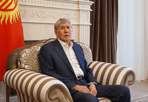 Экс президент Киргизии Алмазбек Атамбаев лишён всех госнаград Соответствующий указ подписал действующий глава республики Садыр Жапаров В его пресс службе уточнили что Атамбаев лишён высшей степени отличия Герой Кыргызстана ордена Манас II степени ордена Данакер и медали Данк Государственные награды поручено изъять службе судебных исполнителей Алмазбек Атамбаев занимал пост президента Киргизии с 2011 по 2017 год В 2020 м его приговорили к 11 годам 2 месяцам лишения свободы Спустя три года пребывания в колонии приговор отменили после чего политик уехал в Испанию Подписаться на Говорит Москва Telegram VK MAX