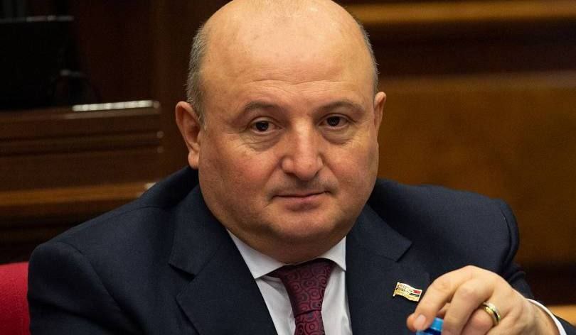 Автомобиль мэра Гюмри Вардана Гукасяна нарушил правила дорожного движения Об этом сообщили в МВД Указанный автомобиль управлялся с нарушением правил дорожного движения по факту чего составлен протокол и дано время для устранения другого нарушения Автомобиль не был перемещен на особо охраняемую территорию