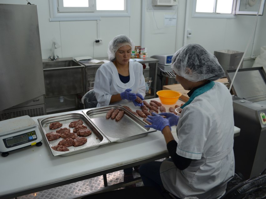 Грант на развитие предоставят начинающему сельхозкооперативу в Забайкалье Начинающие свою деятельность сельскохозяйственные потребительские кооперативы Забайкалья смогут претендовать в этом году на получение грантовой поддержки Финансовые средства предоставляются в рамках реализации нацпроекта Технологическое обеспечение продовольственной безопасности сообщила глава краевого Минсельхоза Альбина Корешкова Объявили отбор на предоставление гранта на развитие материально технической базы начинающему сельскохозяйственному потребительскому кооперативу Прием заявочной документации будет вестись с 17 ноября по 7 декабря на Портале предоставления мер финансовой государственной поддержки Размер господдержки составит 1 6 миллиона рублей при условии софинансирования не менее 10 собственных средств от стоимости проекта рассказала Альбина Корешкова Телефоны для получения консультаций по предоставлению грантовой поддержки 8 3022 36 48 79 36 49 44 Финансовые средства сельскохозяйственным потребительским кооперативам предоставляются для достижения целей национального проекта Технологическое обеспечение продовольственной безопасности Одна из его главных задач обеспечение агропромышленного комплекса новой российской техникой и оборудованием   Подписывайтесь TG VK MAX