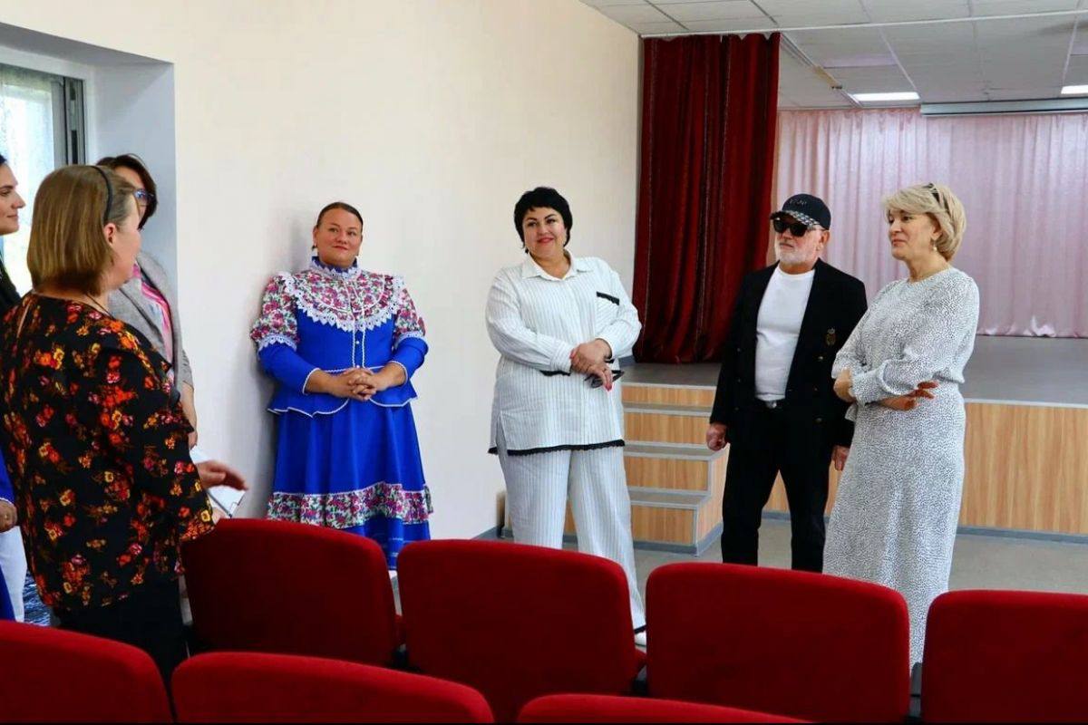 В Крутовском культурно-досуговом центре в Серафимовичском районе завершается ремонт зрительного зала  Качество ремонта, соблюдение сроков работ в ходе поездки в Серафимовичский район оценили координатор федерального партийного проекта «Единой России» «Культура малой Родины» в Волгоградской области Зина Мержоева и председатель Регионального общественного совета партпроекта Варвара Озерина.   Ремонт зрительного зала здесь не проводился около 50 лет. Благодаря тому, что объект вошел в народную программу партии и проект «Культура малой Родины», сегодня здесь идут масштабные работы - смонтированы новый потолок и освещение, заменен пол, облицованы стен, заменены двери. Теперь зрительный зал стал светлее, современнее и уютнее. Открытие состоится уже 12 июня в день России.   Участником проекта в Серафимовичском районе также стал Центр культурного и спортивно – оздоровительного обслуживания населения Среднецарицынского сельского поселения. До конца 2025 года здесь будет произведен ремонт крыши. Ранее здесь заменили окна и двери, а также смонтировали крытую концертную площадку на территории, прилегающей к ДК.   «Я уже не раз говорила, что для небольших населенных пунктов учреждения культуры – это центры общественной жизни, места, где сохраняются традиции, развивается творчество. Благодаря проекту «Культура малой Родины» сельские ДК, театры обновляются, получают современное оборудование, а жители – доступ к качественным культурным мероприятиям. Это важно, как для молодежи, так и для старшего поколения», - прокомментировала Зина Мержоева.