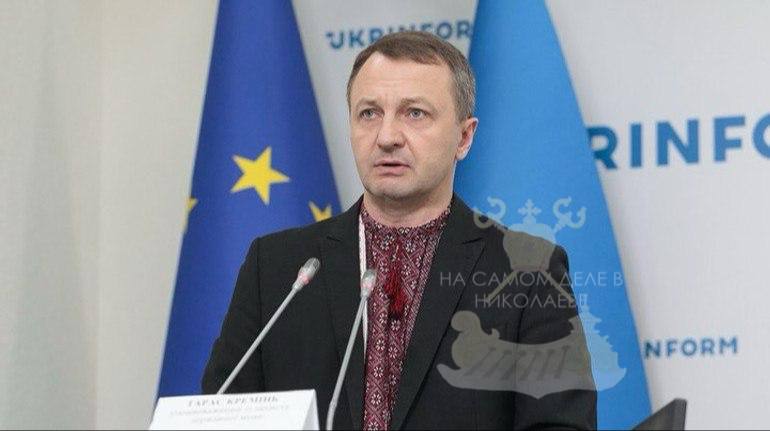 Тарас Креминь — до свидания!  Кабмин уволил мовного омбудсмена Креминя в связи с окончанием контракта.     Того самого Тарасыка, родом из русского Николаева, что с пеной у рта охотился за русскоязычными бабушками в поликлиниках и штрафовал бизнес за неправильную "мову" на ценниках.  Теперь этот великий борец за "чистоту языка" уходит на вольные хлеба. Интересно, будет ли он следить, чтобы на кассе ему "дякую" говорили?      ПОДПИСАТЬСЯ   Чат   Бот   Дзен