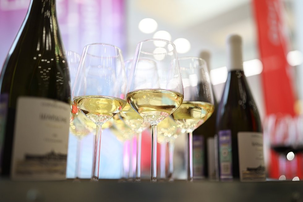 Российские вина начнут продавать через интернет Минцифры прорабатывает вопрос по организации продаж российских вин через интернет а также через вендинговые аппараты и кассы самообслуживания Об этом рассказала директор департамента развития технологий цифровой идентификации Минцифры Татьяна Скворцова выступая на Российском винодельческом форуме Она напомнила что сегодня проводится эксперимент по продаже энергетиков через вендинговые аппараты с помощью биометрии В декабре его распространят на маркетплейсы Пилотный проект будет предусматривать двойную проверку возраста при оформлении заказа и при его вручении Для подтверждения доставки планируется использовать Bluetooth технологию фиксирующую присутствие клиента рядом с курьером Фото Виталий Тимкив РИА Новости Подписаться на Российскую газету в Читать нас в MAX