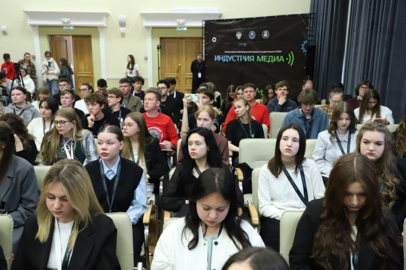 Третий Российско-белорусский форум студенческих СМИ «Индустрия медиа» стартовал сегодня на площадке ПсковГУ. В Пскове собрались около 100 студентов из 28 вузов и колледжей России, а также 12 университетов Республики Беларусь. «Тандем Псковского и Витебского государственных университетов сформировал значимую площадку для запуска международных проектов. Общими усилиями мы сделали так, что практически все крупные молодежные мероприятия Псковской области проходят с участием белорусских делегаций. Мы реализуем общие патриотические акции, международные флешмобы, запускаем новые культурные и просветительские проекты. Все это вместе позволяет нам увереннее развиваться, защищать наши традиции, историю, ценности. А в конечном итоге, мы вносим свой вклад, чтобы Россия и Беларусь сохранились в сердцах и умах не только современного молодого поколения, но и в далёком будущем», — отметил Михаил Ведерников в тексте приветственного адреса. Подробнее на сайте: