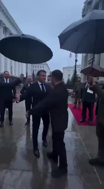 Эммануэль Макрон прощается с Владимиром Зеленским поцелуем в щеку