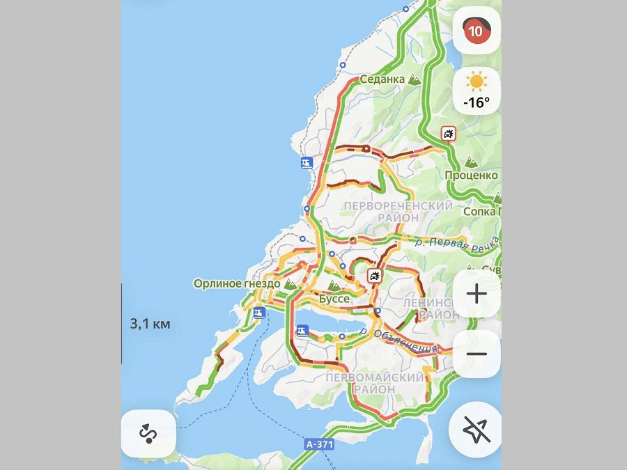 Первый рабочий день 2026 года Владивосток отметил 10 балльными пробками Ожидаемыми пессимистами 10 балльными пробками начал Владивосток первую рабочую неделю 2026 года Движение практически парализовано на Чуркине Тихой Русской Луговой в центре и на проспекте 100 летия Владивостока Ситуацию осложняют гололедица снежный накат и многочисленные ДТП на скользких дорогах Дорожный хаос настолько велик что от Нейбута до Тихой по короткой дороге через улицу Фадеева ехать приходится 1 5 часа С серьезными задержками работает и общественный транспорт из за чего на остановках скопились очереди Совершенно нереальный прайс на такси многие водители отказались выходить на линию опасаясь аварий и заснеженных дворов что создало дефицит машин  PRIMPRESS в   MAX ДЗЕН ЧАТ БОТ