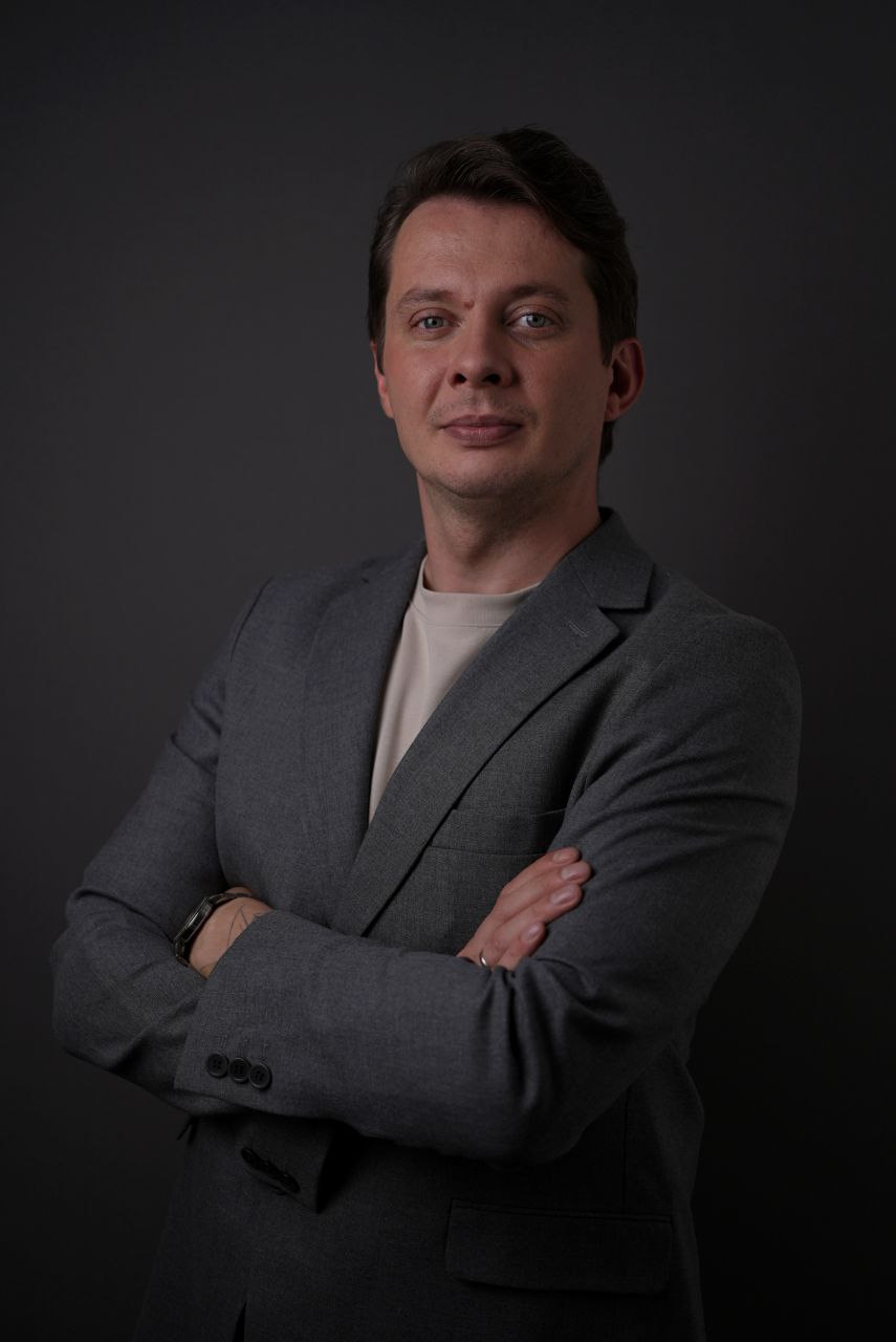Илья Синчурин стал директором по международному развитию RWB Media РВБ Объединенная компания Wildberries Russ объявила о назначении Синчурина на новую должность в компании директора по международному развитию платформы продвижения RWB Media Должность создана для реализации стратегии развития платформы в странах присутствия Обязанности Синчурина развитие международного сегмента бизнеса управление международной коммерческой рекламой а также работа с партнерами за рубежом Кроме того он будет курировать расширение географии присутствия платформы продвижения До прихода в RWB Media Илья отвечал за B2B направление Яндекс Доставки в России и странах СНГ а также занимал должность директора по автоматизации продаж в экосистеме Uzum   Свободная касса