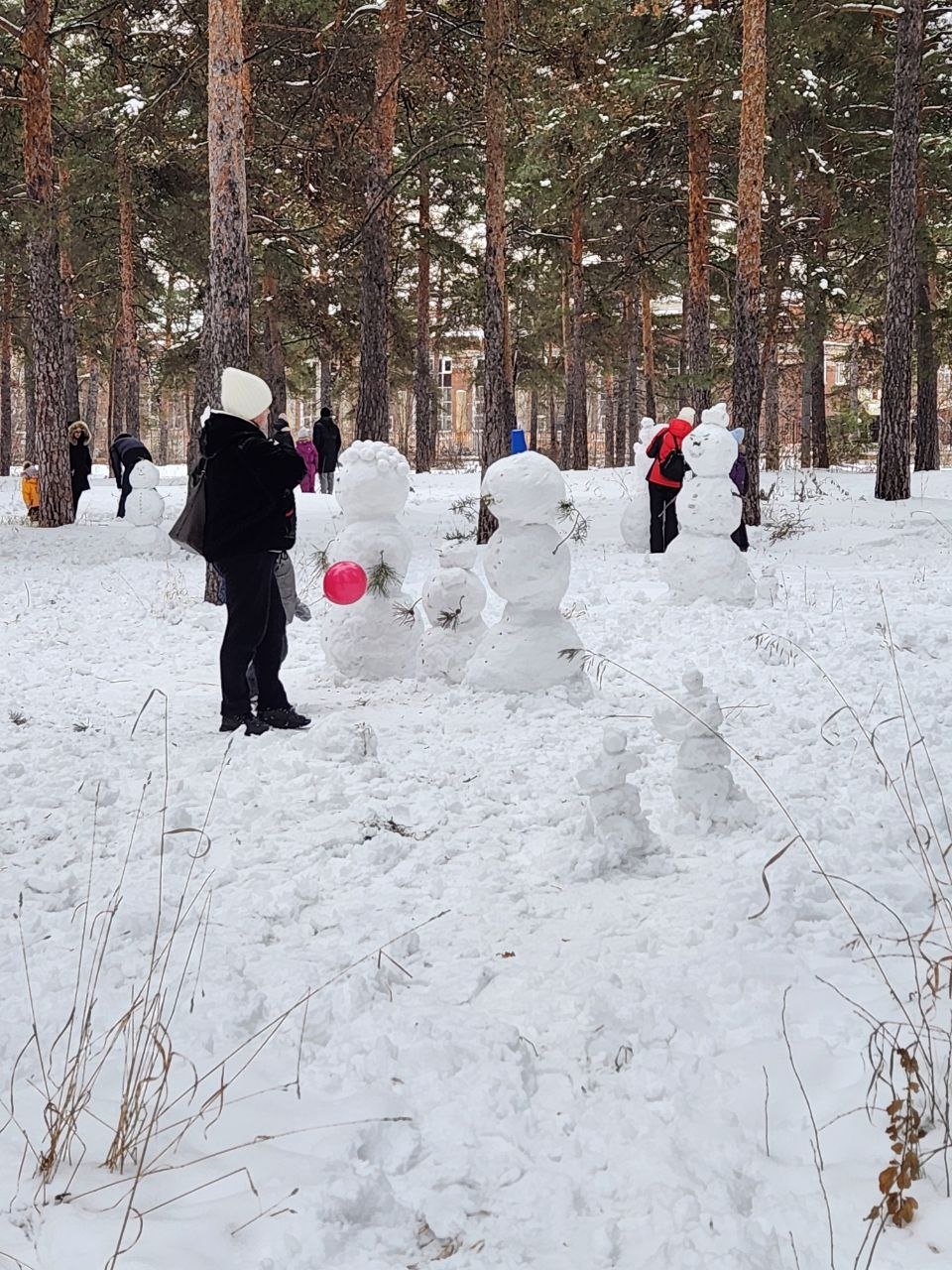 Челябинцы нашли плюсы в резком потеплении. В Парке Гагарина буквально начался фестиваль снеговиков. Горожане семьями лепят снежные фигуры и украшают их подручными средствами.   Фото: Светлана Мякишева