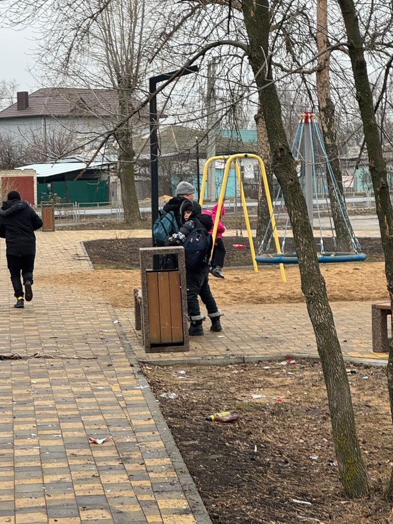 "В Михайловке в районе 2-ой школы есть новый скверик, детская площадка, так вот, можно сказать уже нет Каждый день одна и таже группа подростков, видимо школьников из той же 2-ой школы, намеренно и методично уничтожают эту площадку, сделанную для них. Громят тренажеры, переворачивают урны, бьют стекла и т.д.. Главное это происходит в течении нескольких дней. Пытались поговорить с ними по хорошему - смеются и разбегаются. Звонили в полицию, они разводят руками. Звонили в администрацию города, тоже самое. Может поможет огласка и родители узнают своих чад и вразумят их вести себя прилично. На фото плохо видно, но дорожки все в стекле от битых бутылок, мусор они достают из урн и раскидывают… жуть!"