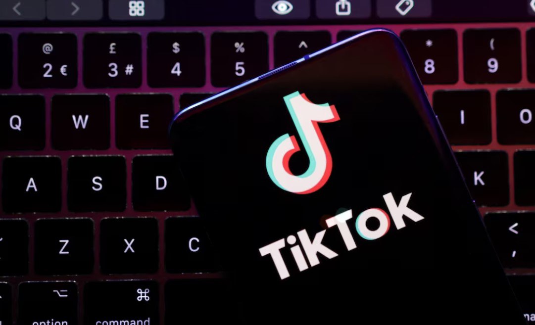 Существующие инвесторы ByteDance оказались фаворитами в переговорах о сделке по TikTok    Переговоры под руководством Белого дома о будущем TikTok сводятся к плану, согласно которому крупнейшие некитайские инвесторы материнской компании ByteDance должны будут увеличить свои доли и приобрести американские подразделения приложения для коротких видео, сообщают два источника, знакомые с ходом обсуждений.    План подразумевает выделение TikTok в американскую компанию и размывание доли китайского участия в новом бизнесе до уровня ниже 20-процентного порога, требуемого законодательством США, что спасет приложение от надвигающегося запрета в США, сообщили источники.    По словам источников, Susquehanna International Group Джеффа Ясса и General Atlantic Билла Форда, обе из которых представлены в совете директоров ByteDance, ведут переговоры с Белым домом по этому плану.    По словам одного из источников, в проекте также участвует частная инвестиционная компания KKR.  Источник: Reuters    Если полезно, поставьте лайк    #ByteDance