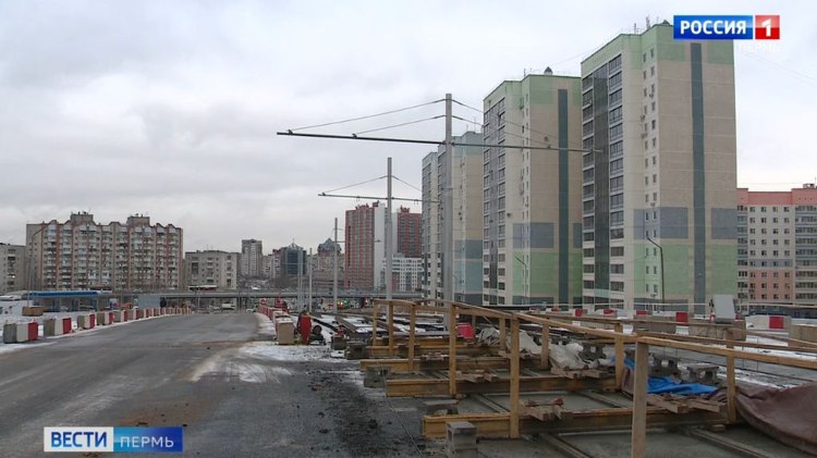 В Перми открыли техническое движение по улице Карпинского vesti perm ru publications 80b56867 c1cf 4368 9d7f 43215ea88bd4 В Перми открыли техническое движение по улице Карпинского после реконструкции которую оценил губернатор Дмитрий Махонин Автомобили пускают по двум полосам в каждом направлении а третья частично задействована для пешеходов и завершения работ За время реконструкции построили новый путепровод перенесли инженерные сети и уложили трамвайные пути После полного завершения улица будет иметь шесть полос что значительно улучшит транспортную ситуацию между Индустриальным районом и центром В ближайших планах благоустройство тротуаров работы с трамвайной инфраструктурой и восстановление трамвайного сообщения Улицы Карпинского и Крисанова сформируют единый транспортный коридор призванный разгрузить город