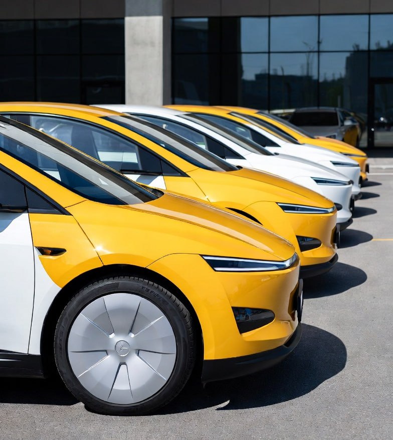 Первые беспилотные такси появятся в столице в 2026 году На форуме Цифровые решения премьер министр Михаил Мишустин рассказал что уже в следующем году по улицам поедут первые автономные такси Для безопасности пассажиров на первых этапах в салоне будет находиться водитель испытатель Работу над проектом ведут коммерческие компании Подписывайтесь на Послезавтра