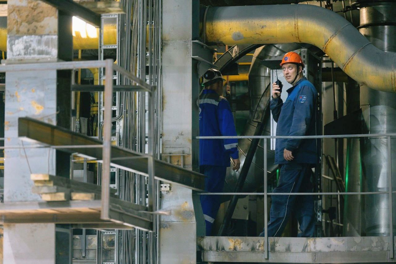 Новый котлоагрегат Северской ТЭЦ Росатома прошел гарантийные испытания Полностью автоматизированный котел производительностью до 250 тонн пара в час способен работать на угле и газе Испытания подтвердили стабильность работы и соответствие всем параметрам а система сухого золоудаления с фильтром улавливающим до 99 9 золы обеспечила кратное снижение выбросов Работы по модернизации ТЭЦ продолжаются впереди строительство и реконструкция котлоагрегатов второй очереди и установка новых турбин Подписывайтесь на Росатом Оставляйте бусты новость РИР